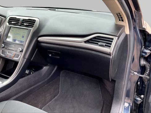 Used 2020 Ford Fusion SE FWD image 18