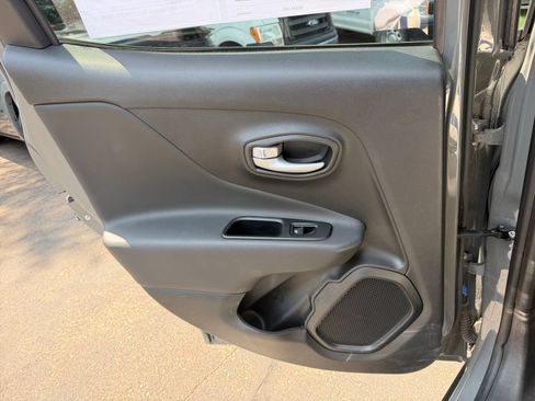 Used 2023 Jeep Renegade Latitude AWD/4WD image 19