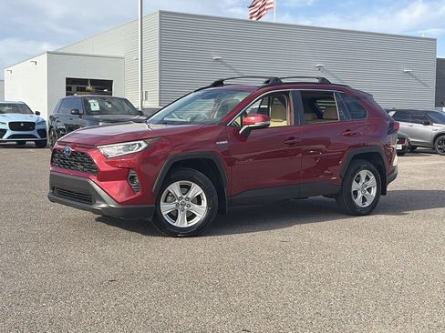 Used 2021 Toyota RAV4 XLE w/ Convenience Package AWD/4WD image 3