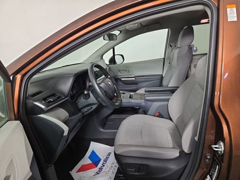 Used 2023 Toyota Sienna LE image 12