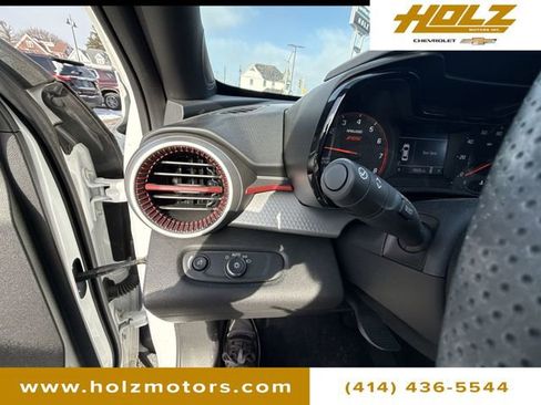 Used 2024 Chevrolet Trax RS w/ Driver Confidence Package image 18