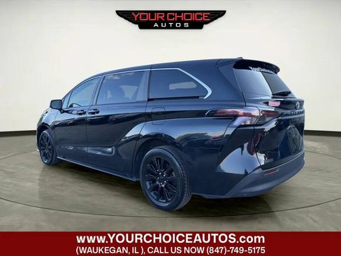 Used 2023 Toyota Sienna LE FWD image 3