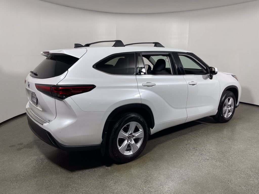 Certified 2022 Toyota Highlander LE FWD image 3