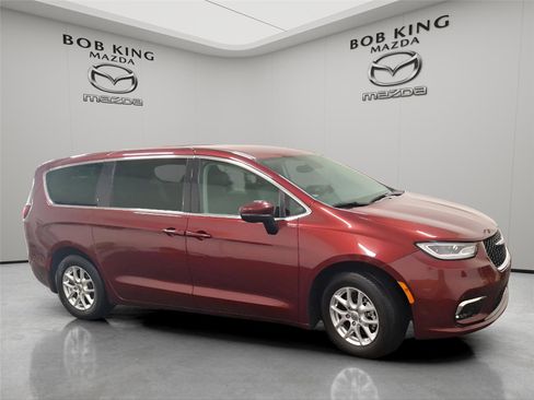 Used 2023 Chrysler Pacifica Touring-L FWD image 7