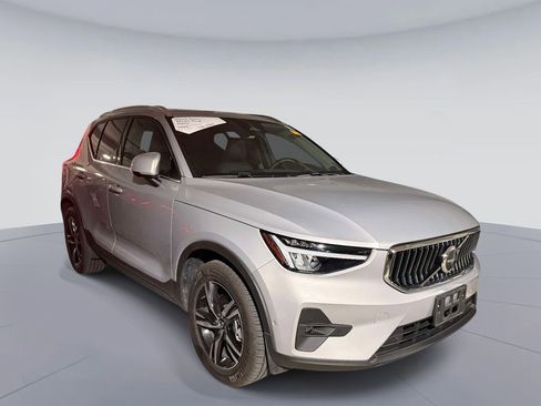 Used 2023 Volvo XC40 B5 Plus w/ Driver Assist Package AWD/4WD image 3