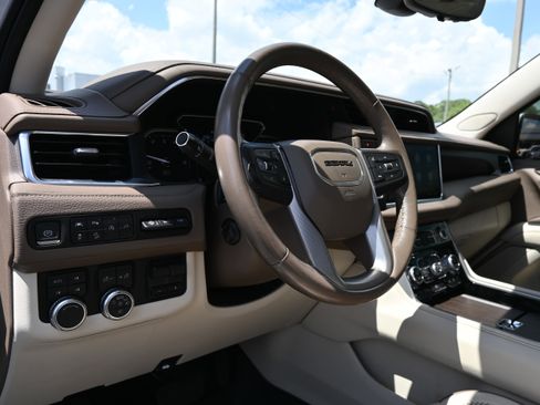 Used 2021 GMC Yukon XL Denali w/ Denali Premium Package AWD/4WD image 13