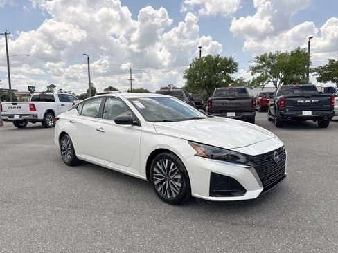 Used 2024 Nissan Altima 2.5 SV FWD image 1