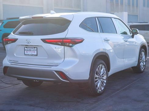 New 2026 Toyota Highlander Platinum AWD/4WD image 9