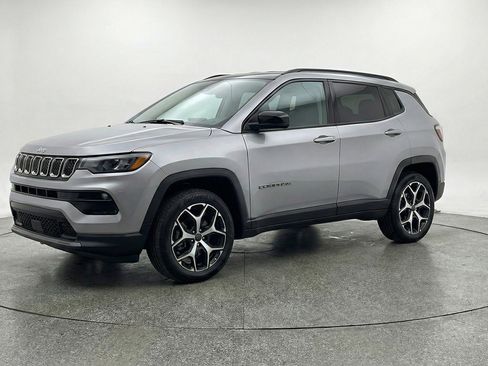 Used 2025 Jeep Compass Limited AWD/4WD image 3