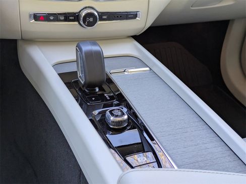 Certified 2024 Volvo XC60 B5 Plus image 17