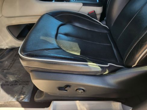 Used 2023 Chrysler Pacifica Limited image 25