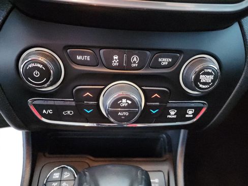 Used 2022 Jeep Cherokee Trailhawk image 25