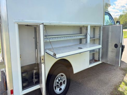 Used 2017 GMC Savana 3500 RWD image 16