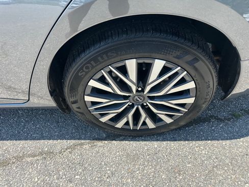 Used 2025 Nissan Altima 2.5 SV FWD image 9