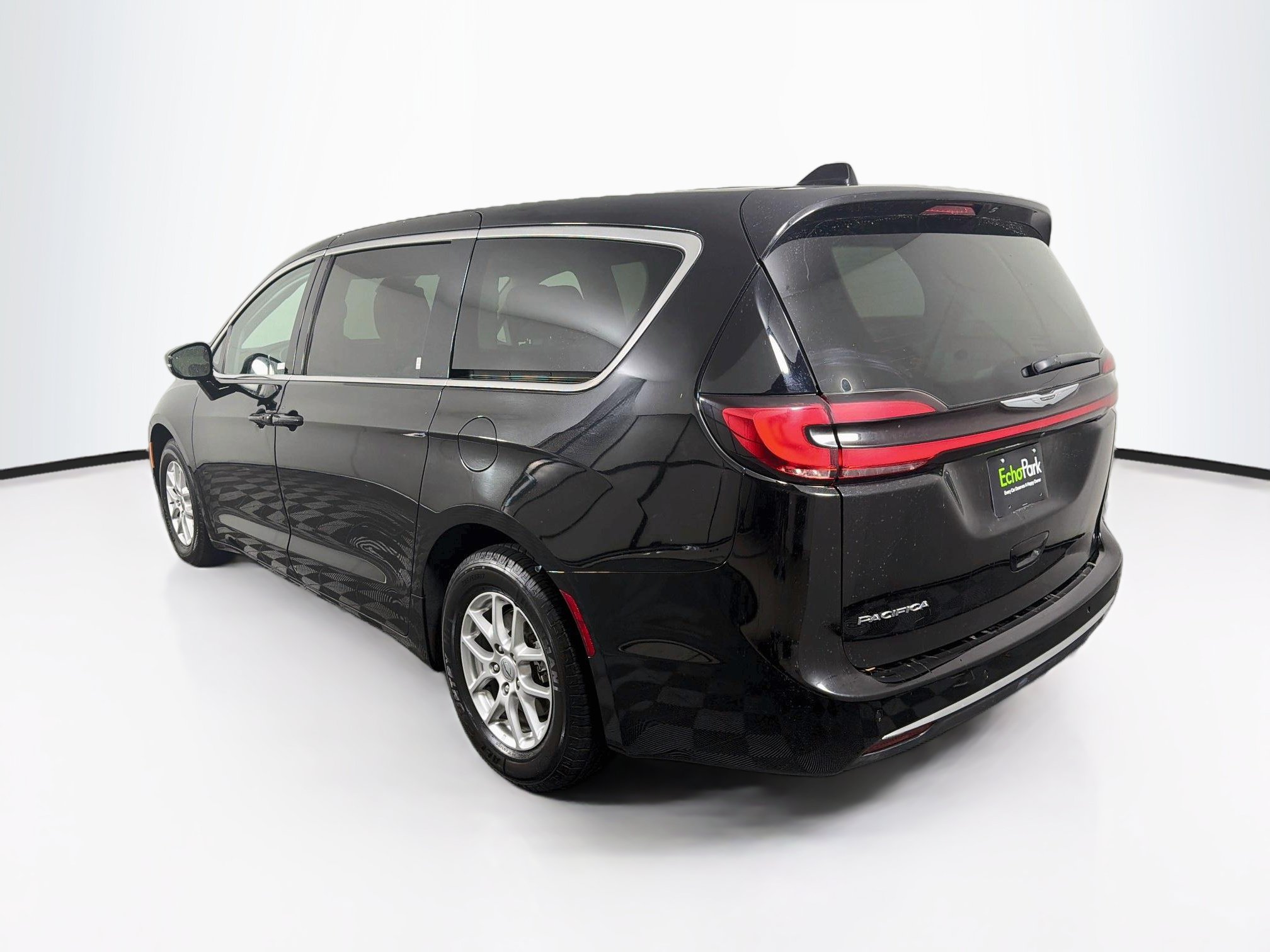 Used 2024 Chrysler Pacifica Touring-L FWD image 5