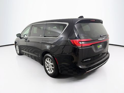 Used 2024 Chrysler Pacifica Touring-L FWD image 5