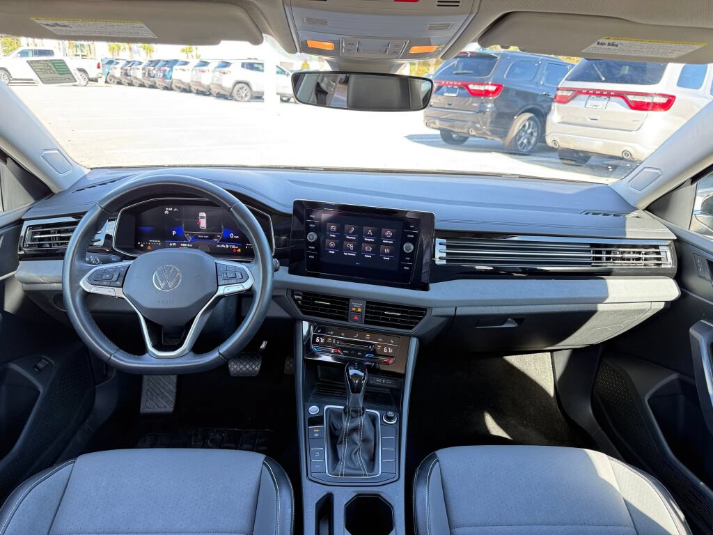 Used 2025 Volkswagen Jetta SE FWD image 12