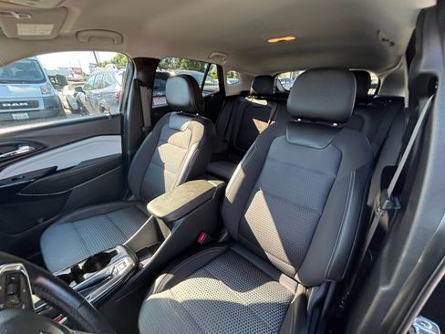 Used 2025 Chevrolet Trax LT w/ LT Convenience Package FWD image 32