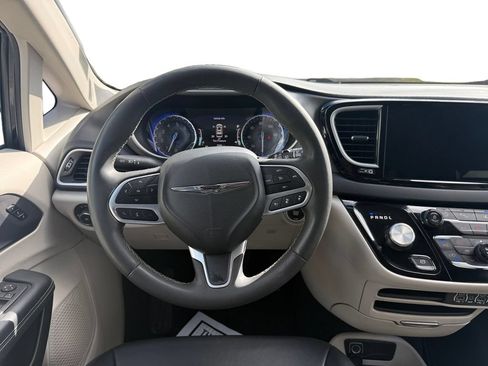 Used 2024 Chrysler Pacifica Touring-L FWD image 12