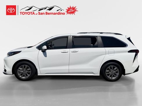 Used 2025 Toyota Sienna LE w/ LE Plus Package FWD image 2