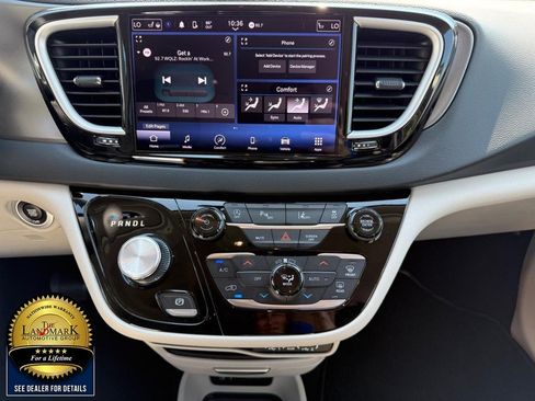 Used 2023 Chrysler Pacifica Touring-L FWD image 20
