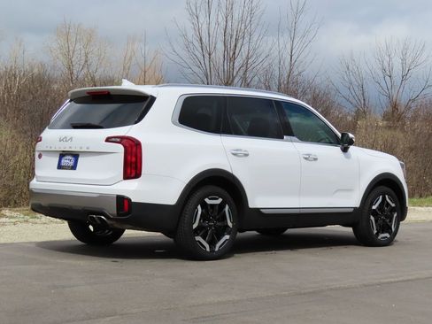 Used 2025 Kia Telluride S FWD image 3