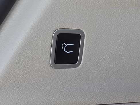 Used 2024 Chrysler Pacifica Touring-L FWD image 11