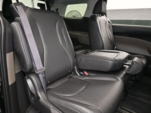 Used 2025 Kia Carnival image 42