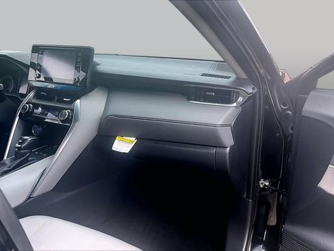 Used 2021 Toyota Venza LE AWD/4WD image 19