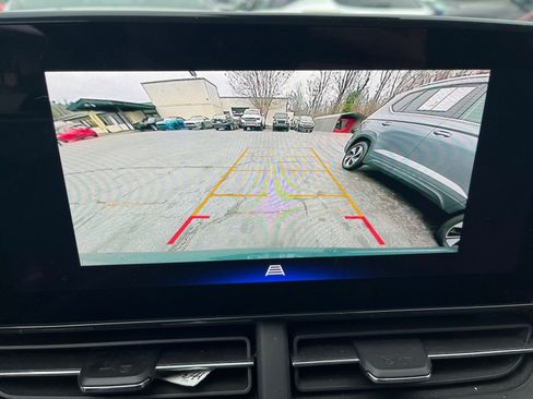 Used 2025 Chevrolet Trax LT w/ LT Convenience Package image 17