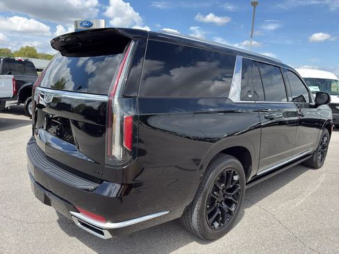 Used 2022 Cadillac Escalade ESV Premium Luxury w/ Performance Package image 5