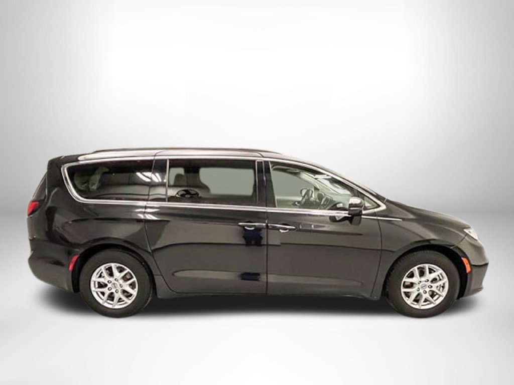 Used 2022 Chrysler Pacifica Touring-L FWD image 4