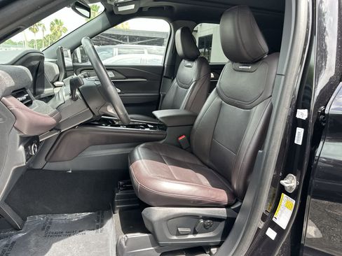 Used 2025 Ford Explorer Platinum RWD image 3