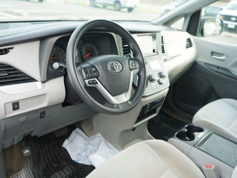 Used 2017 Toyota Sienna LE image 8
