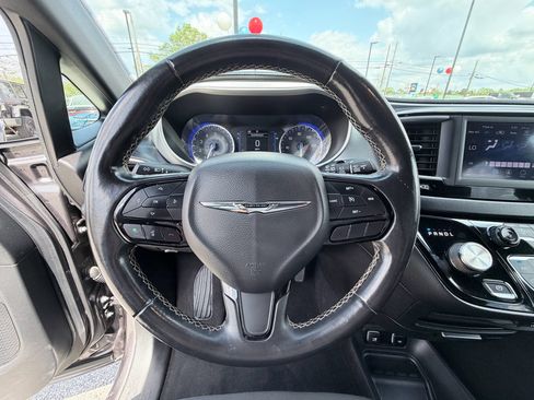 Used 2020 Chrysler Pacifica Touring w/ S Appearance Package image 13