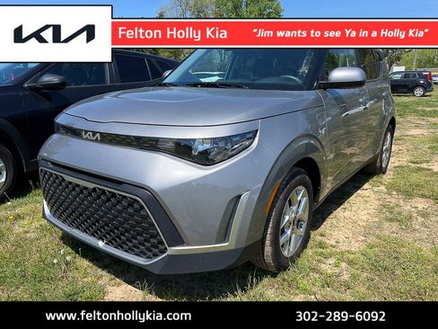 Used 2025 Kia Soul LX w/ LX Technology Package FWD image 1