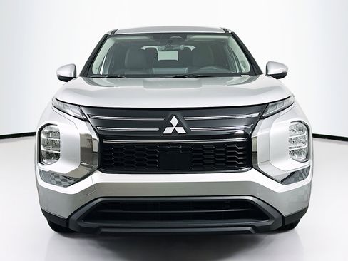 Used 2025 Mitsubishi Outlander ES FWD image 2