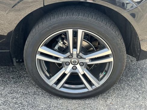 Used 2020 Volvo XC60 T5 Momentum w/ Protection Package Premier image 11