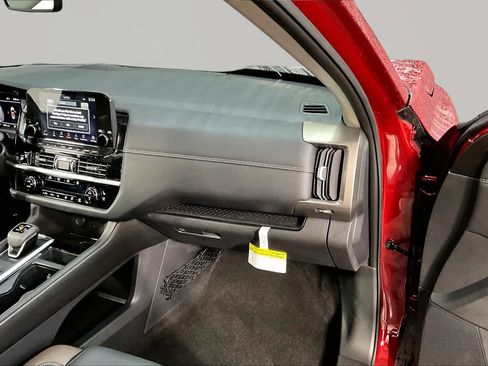 Used 2025 Nissan Pathfinder Platinum FWD image 19