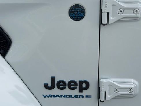 Used 2024 Jeep Wrangler Unlimited w/ Convenience Group AWD/4WD image 19