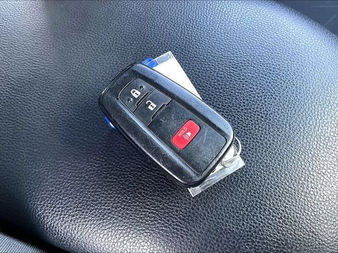 Used 2025 Toyota RAV4 XLE AWD/4WD image 11