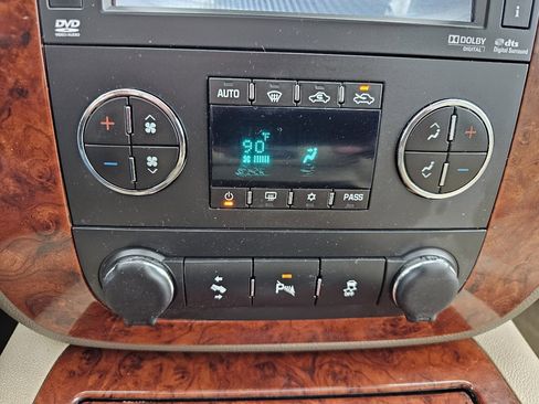 Used 2013 Chevrolet Avalanche LTZ image 14