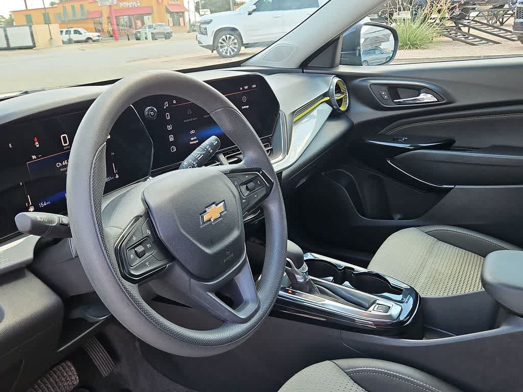 Used 2025 Chevrolet Trax LT FWD image 10