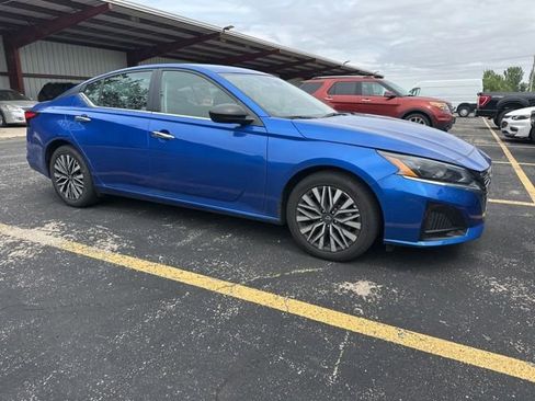 Used 2025 Nissan Altima 2.5 SV FWD image 7
