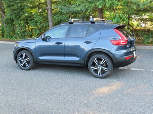 Used 2022 Volvo XC40 T5 R-Design w/ Climate Package AWD/4WD image 3