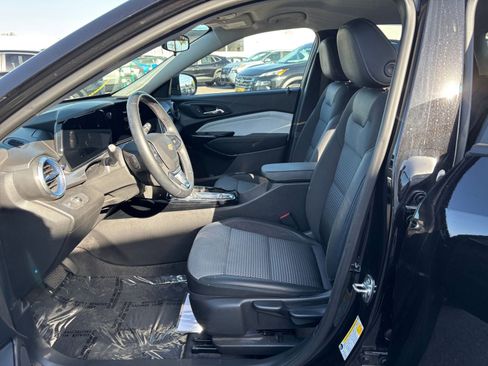 Used 2025 Chevrolet Trax LT w/ LT Convenience Package FWD image 25