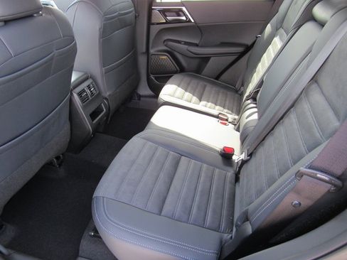 New 2025 Mitsubishi Outlander SE image 9