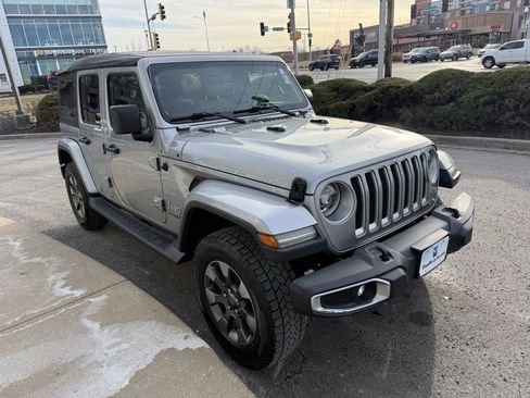 Used 2018 Jeep Wrangler Unlimited Sahara image 3
