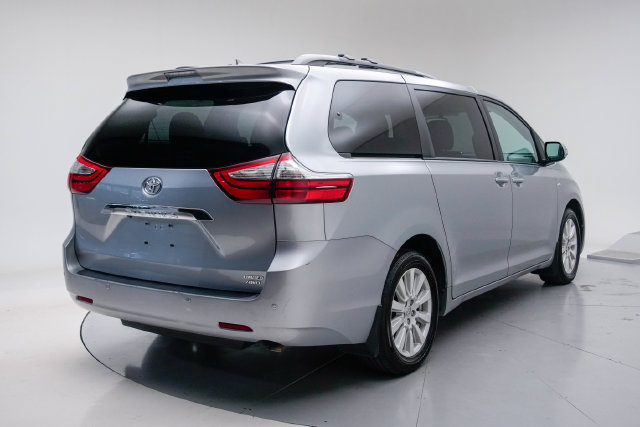 Used 2017 Toyota Sienna Limited w/ Outdoor Package AWD/4WD image 27