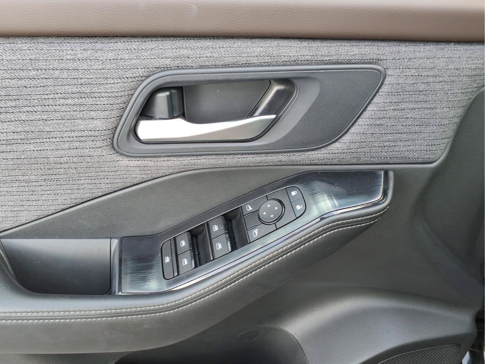 Used 2023 Nissan Rogue SV AWD/4WD image 18